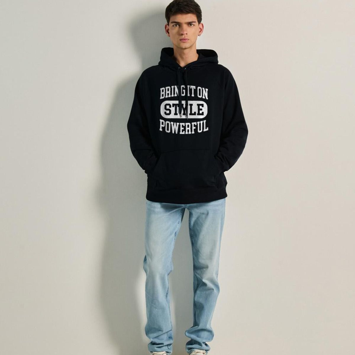 KOAJ - KOAJ Buzo unicolor manga ranglan con capota y texto college HOMBRE