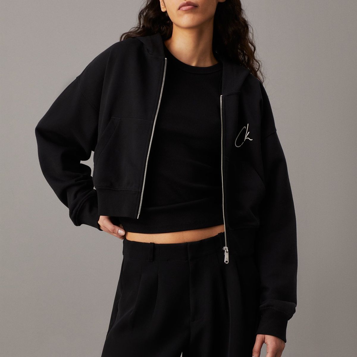 CALVIN KLEIN - Buzo negro cropped con capota, cremallera y logo Calvin Klein