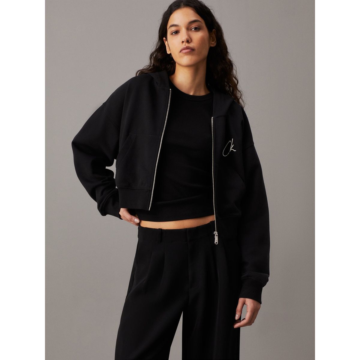 CALVIN KLEIN - Buzo negro cropped con capota, cremallera y logo Calvin Klein