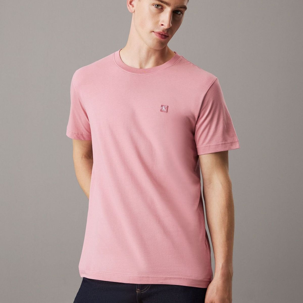 CALVIN KLEIN - Camiseta rosada de algodón con insignia Calvin Klein