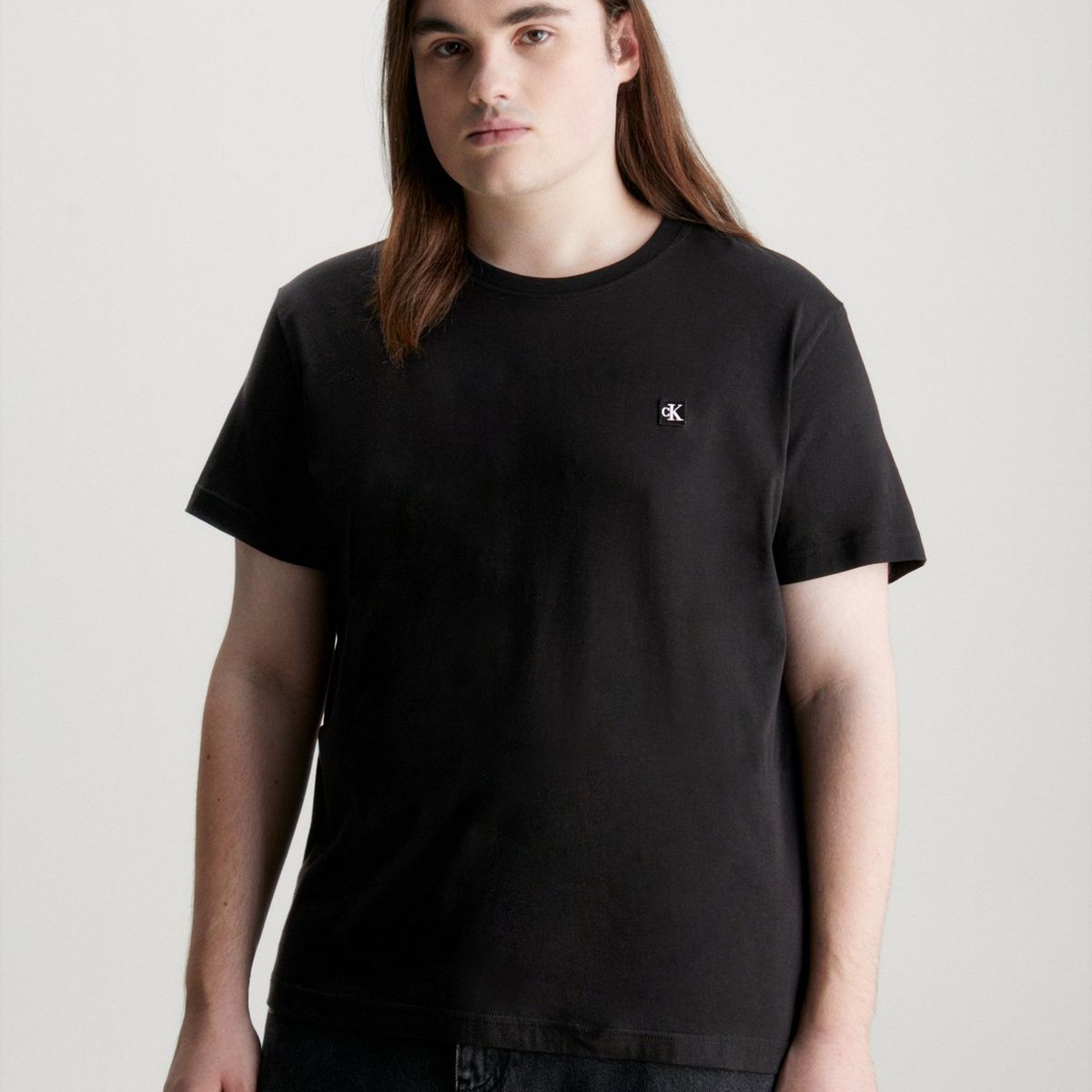 CALVIN KLEIN - Camiseta negra de algodón con insignia Calvin Klein