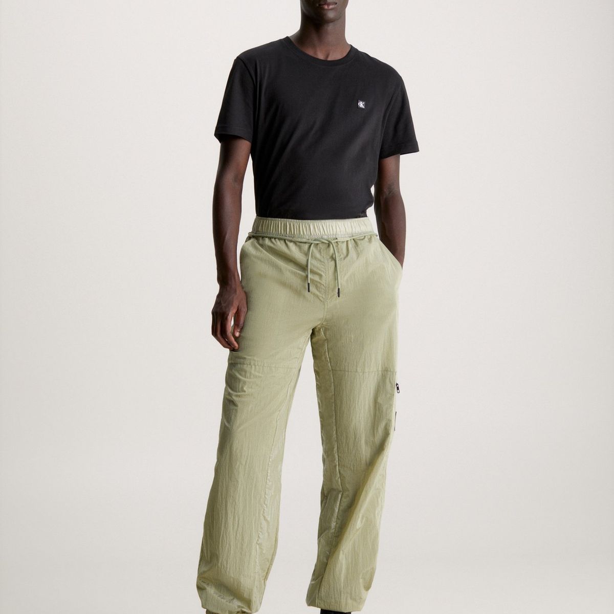 CALVIN KLEIN - Camiseta negra de algodón con insignia Calvin Klein