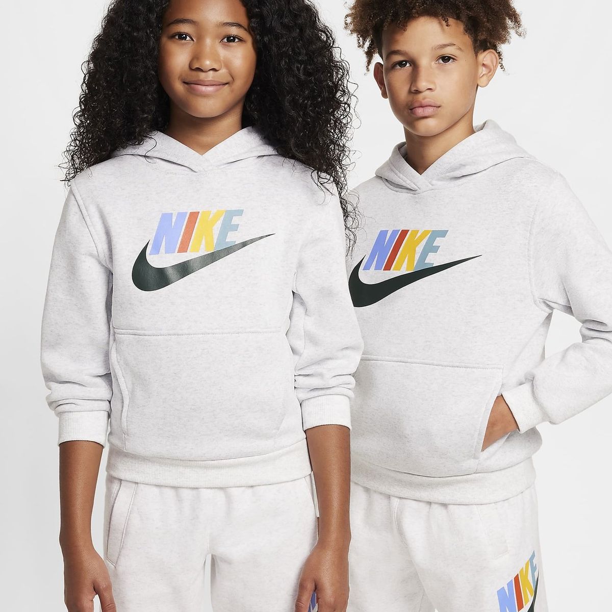 NIKE - BUZO CON CAPOTA NIKE NIÑO SPORTSWEAR CLUB FLEECE FD2988-051 GRIS