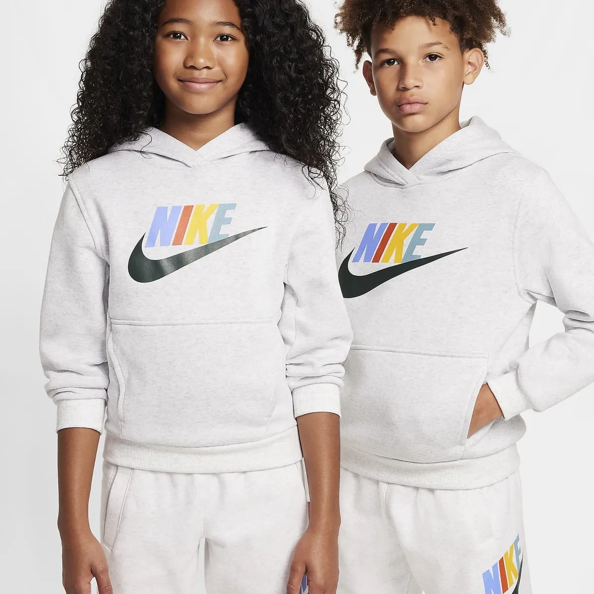 NIKE - BUZO CON CAPOTA NIKE NIÑO SPORTSWEAR CLUB FLEECE FD2988-051 GRIS