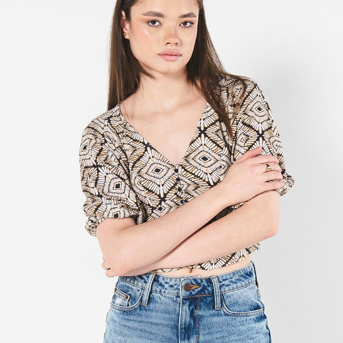 KOAJ - KOAJ Blusa café con diseños estampados y escote V Mujer