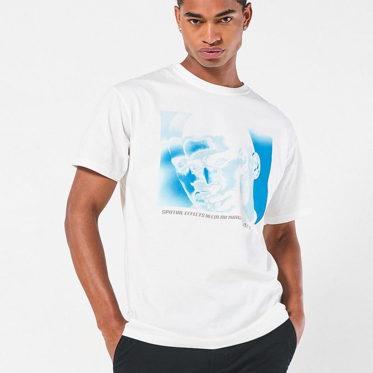 KOAJ - KOAJ Camiseta manga corta crema con diseño futurista en fren