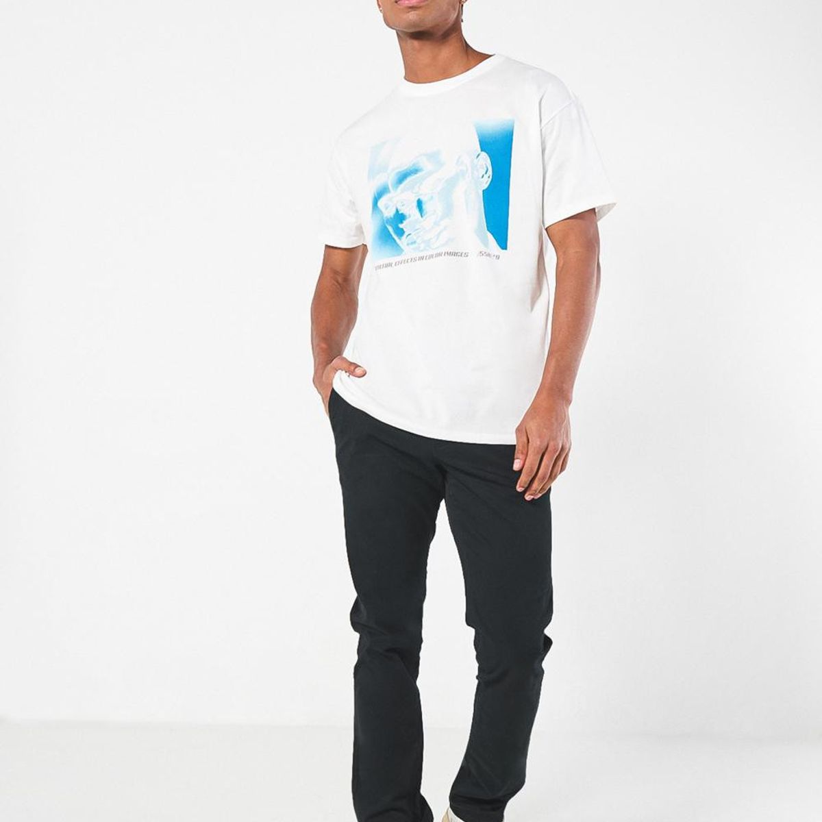 KOAJ - KOAJ Camiseta manga corta crema con diseño futurista en fren