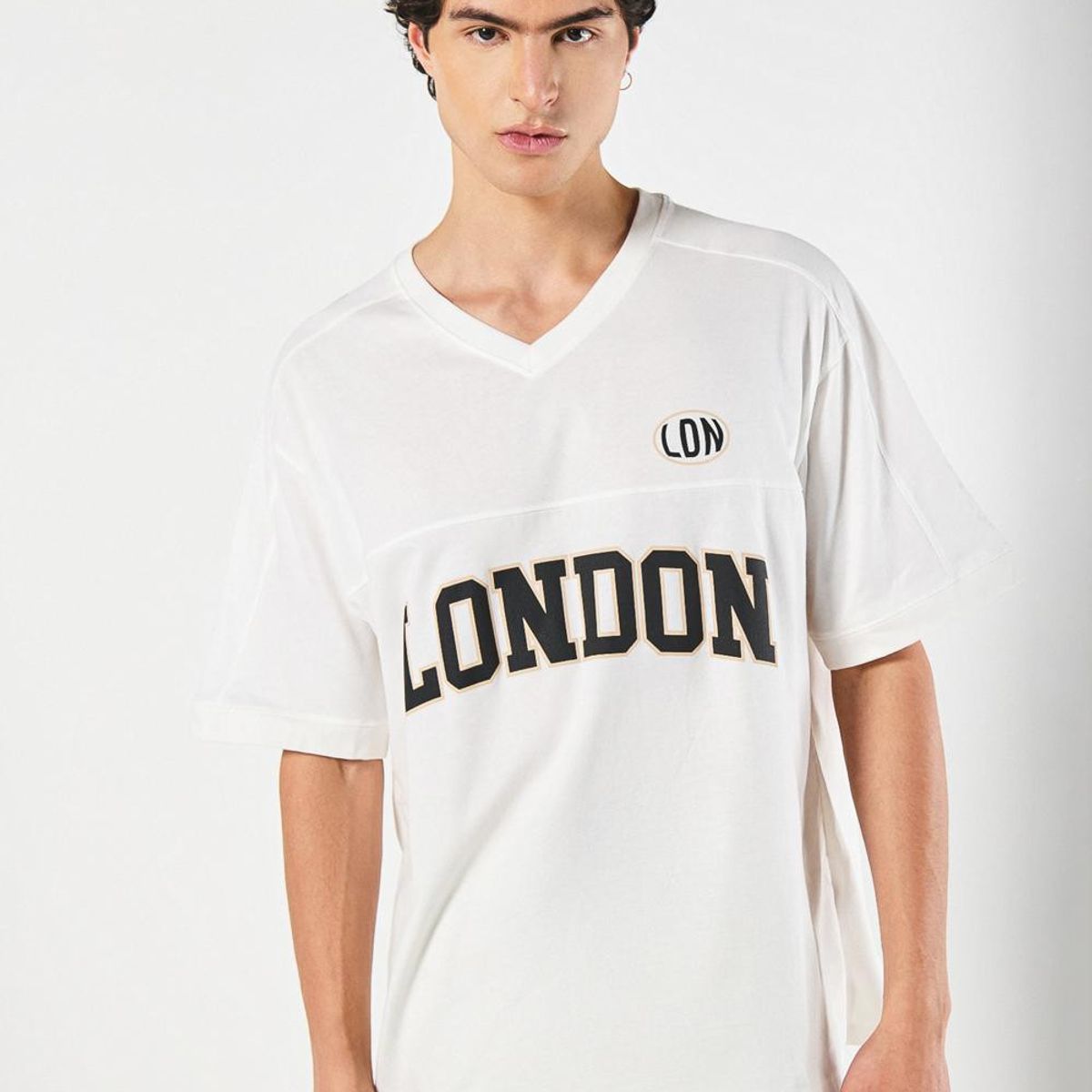 KOAJ - KOAJ Camiseta cuello V oversize crema con estampados colleg Hombre