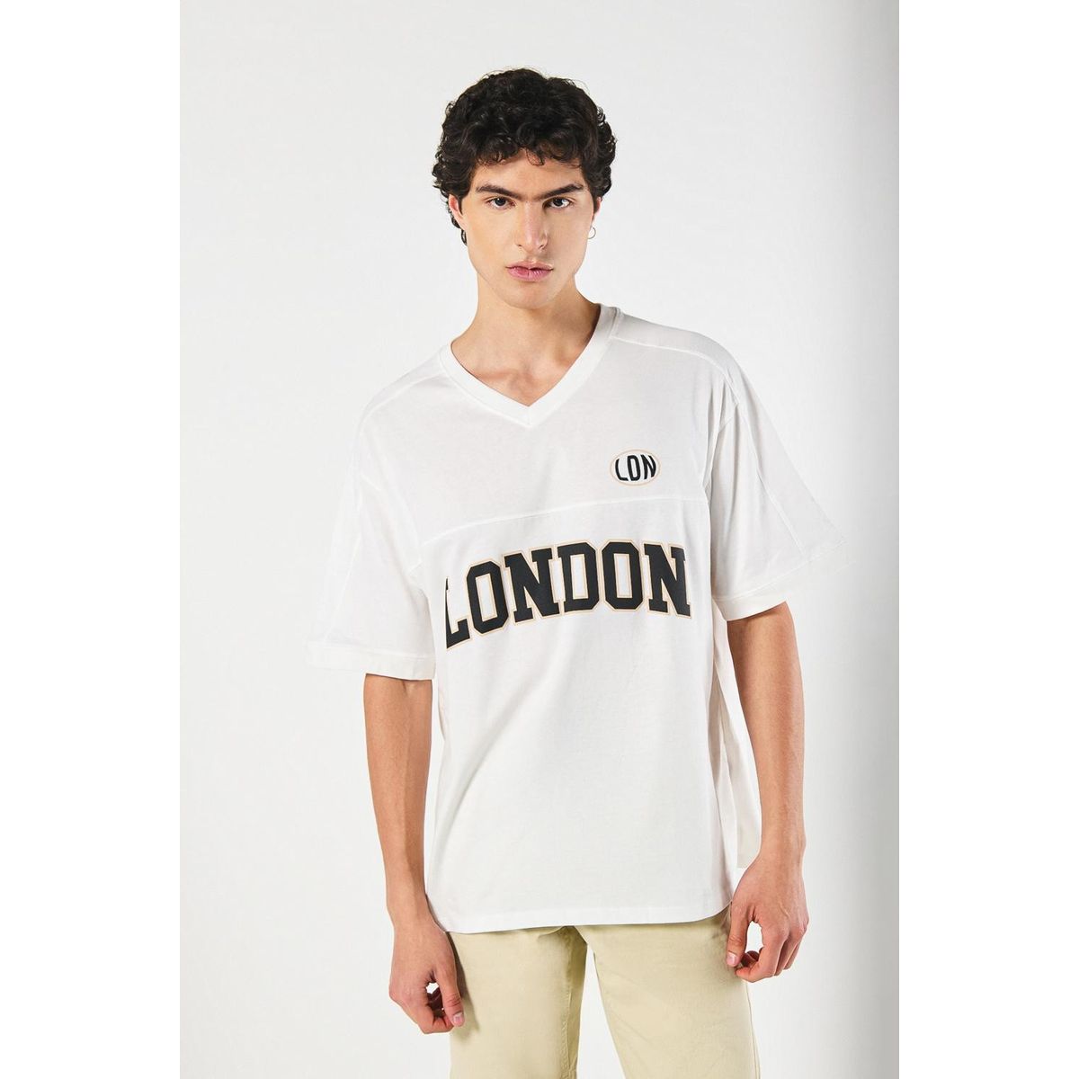 KOAJ - KOAJ Camiseta cuello V oversize crema con estampados colleg Hombre