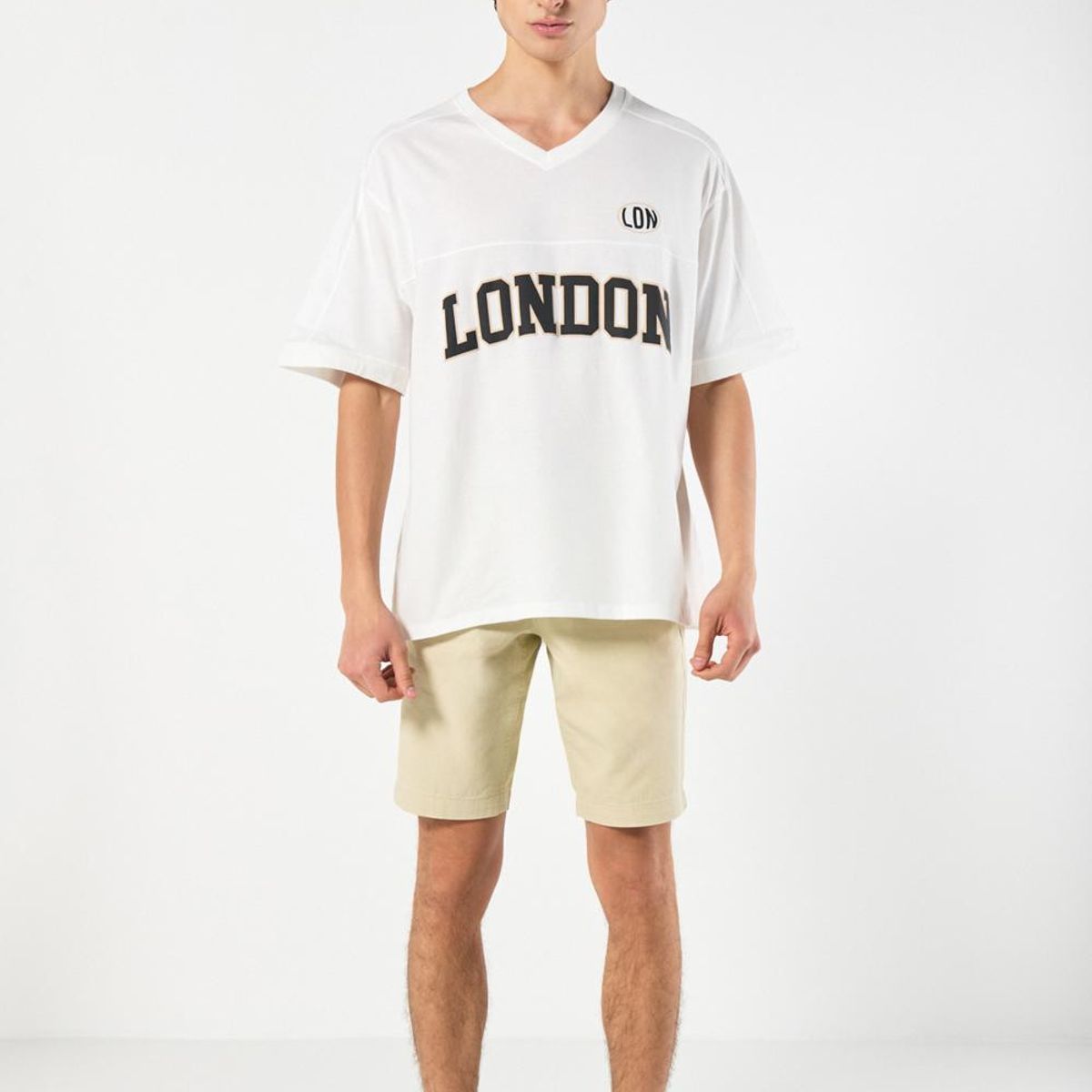 KOAJ - KOAJ Camiseta cuello V oversize crema con estampados colleg Hombre