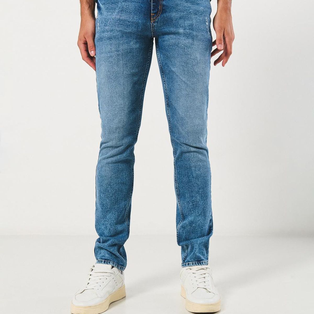 KOAJ - KOAJ Jean slim con desgastes azul claro y tiro bajo Hombre