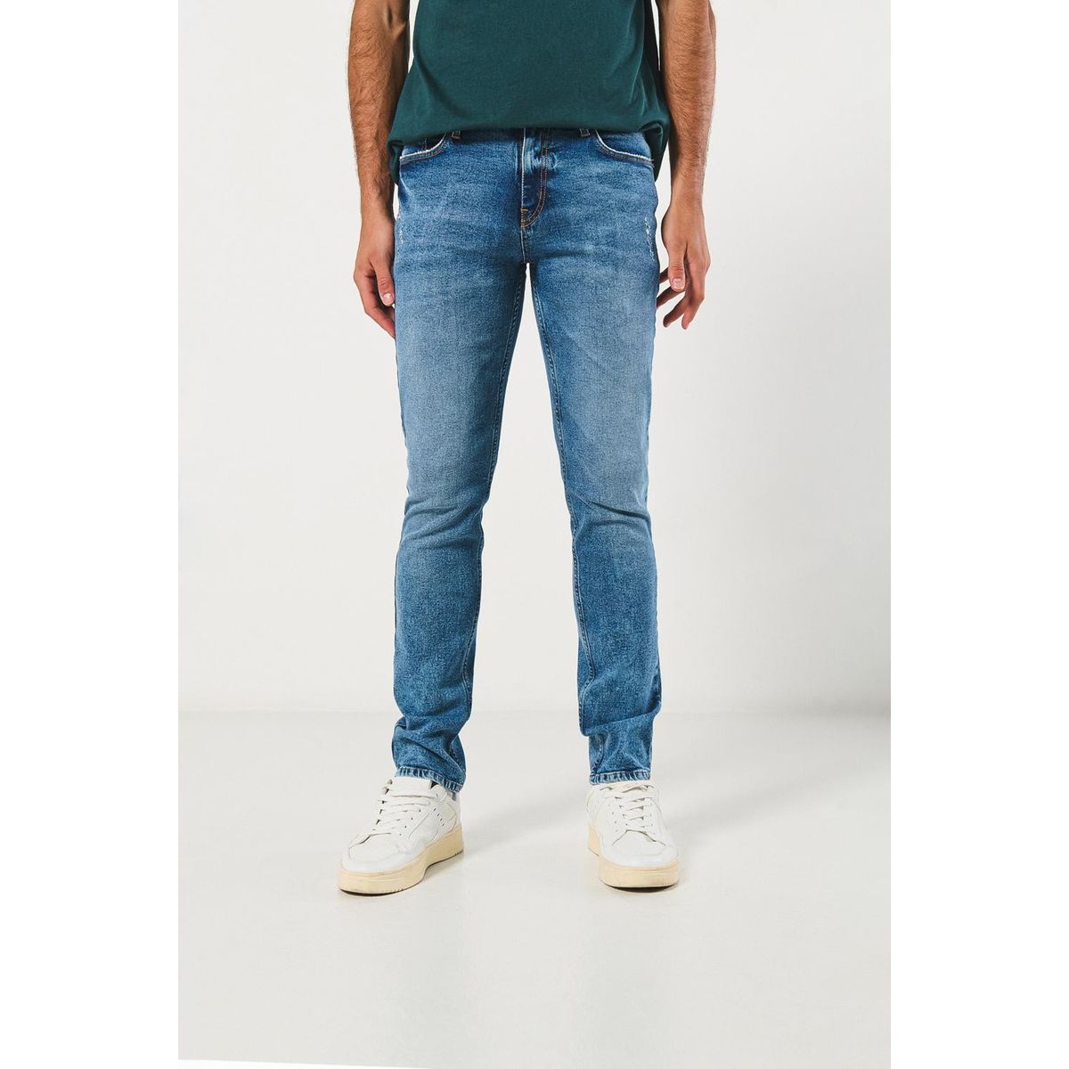KOAJ - KOAJ Jean slim con desgastes azul claro y tiro bajo Hombre