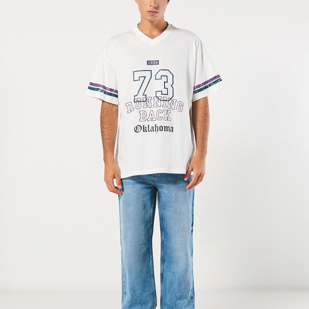 KOAJ - KOAJ Camiseta cuello V crema oversize con estampado college Hombre