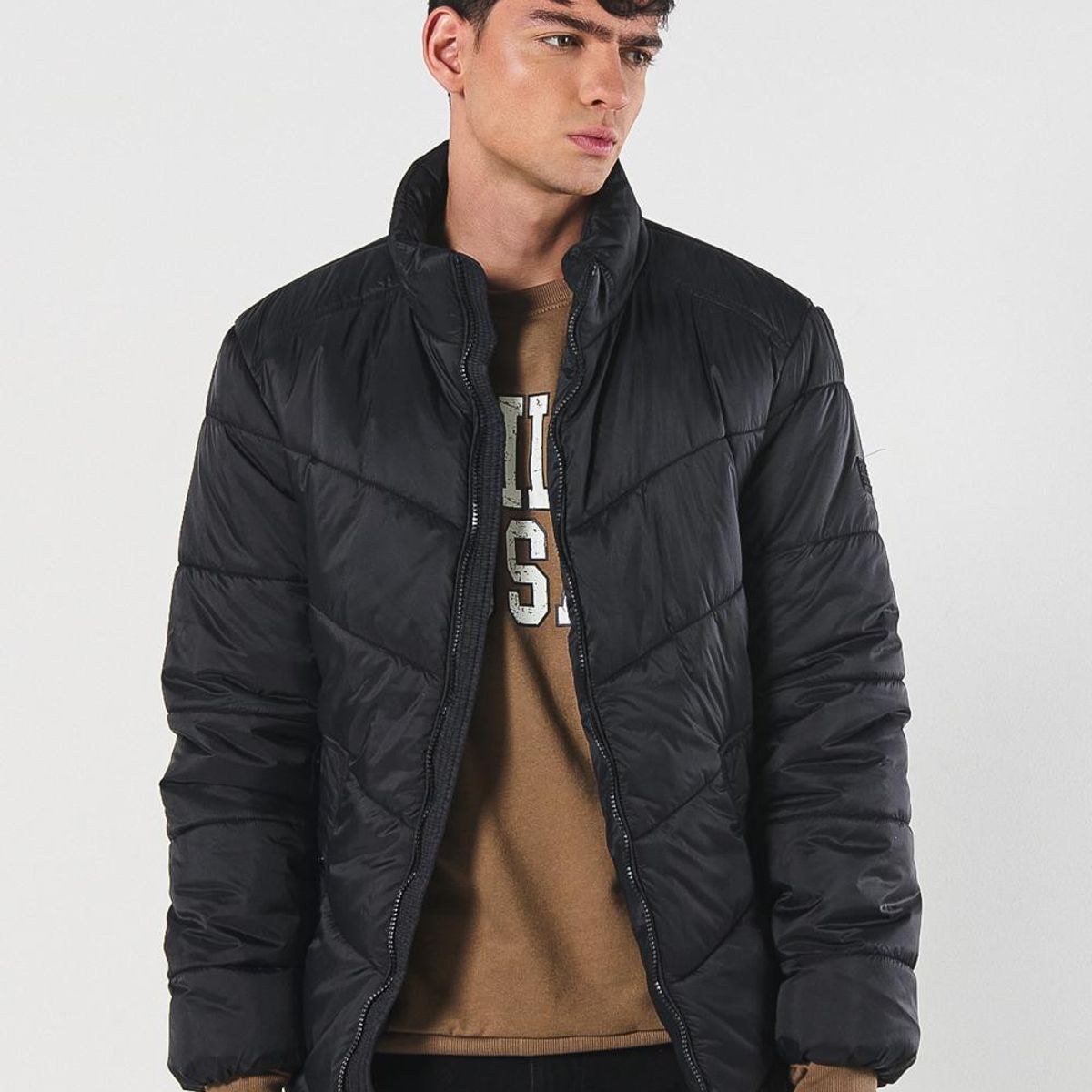 KOAJ - KOAJ Chaqueta unicolor con cuello alto acolchada y costuras Hombre