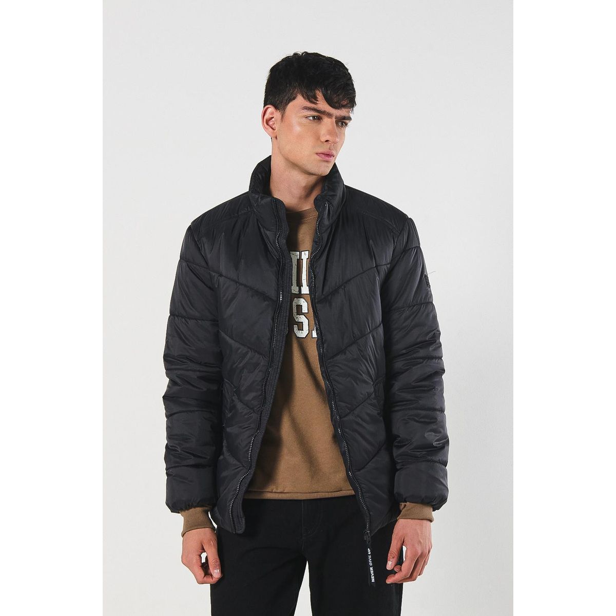 KOAJ - KOAJ Chaqueta unicolor con cuello alto acolchada y costuras Hombre