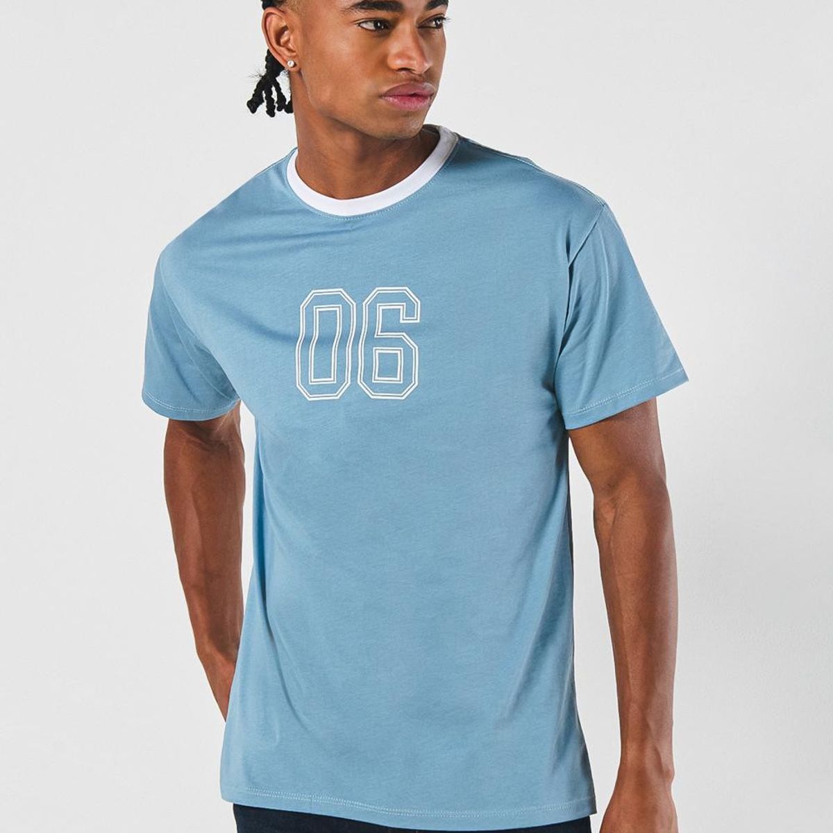 KOAJ - KOAJ Camiseta azul clara college con manga corta en algodón Hombre