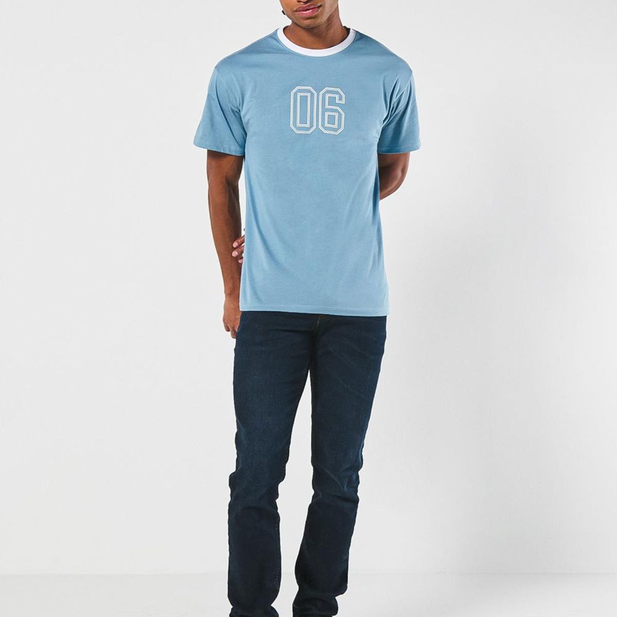 KOAJ - KOAJ Camiseta azul clara college con manga corta en algodón Hombre