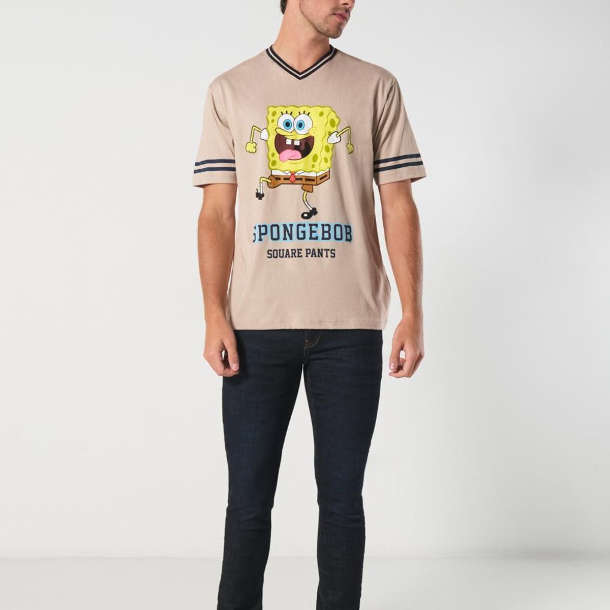 KOAJ - KOAJ Camiseta cuello V kaki con arte de Bob Esponja Hombre