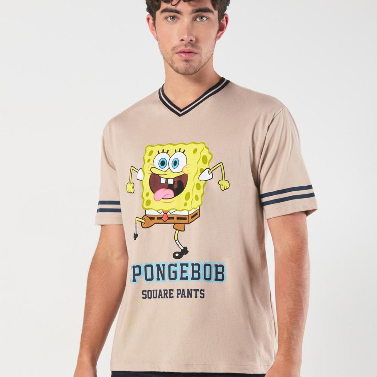 KOAJ - KOAJ Camiseta cuello V kaki con arte de Bob Esponja Hombre