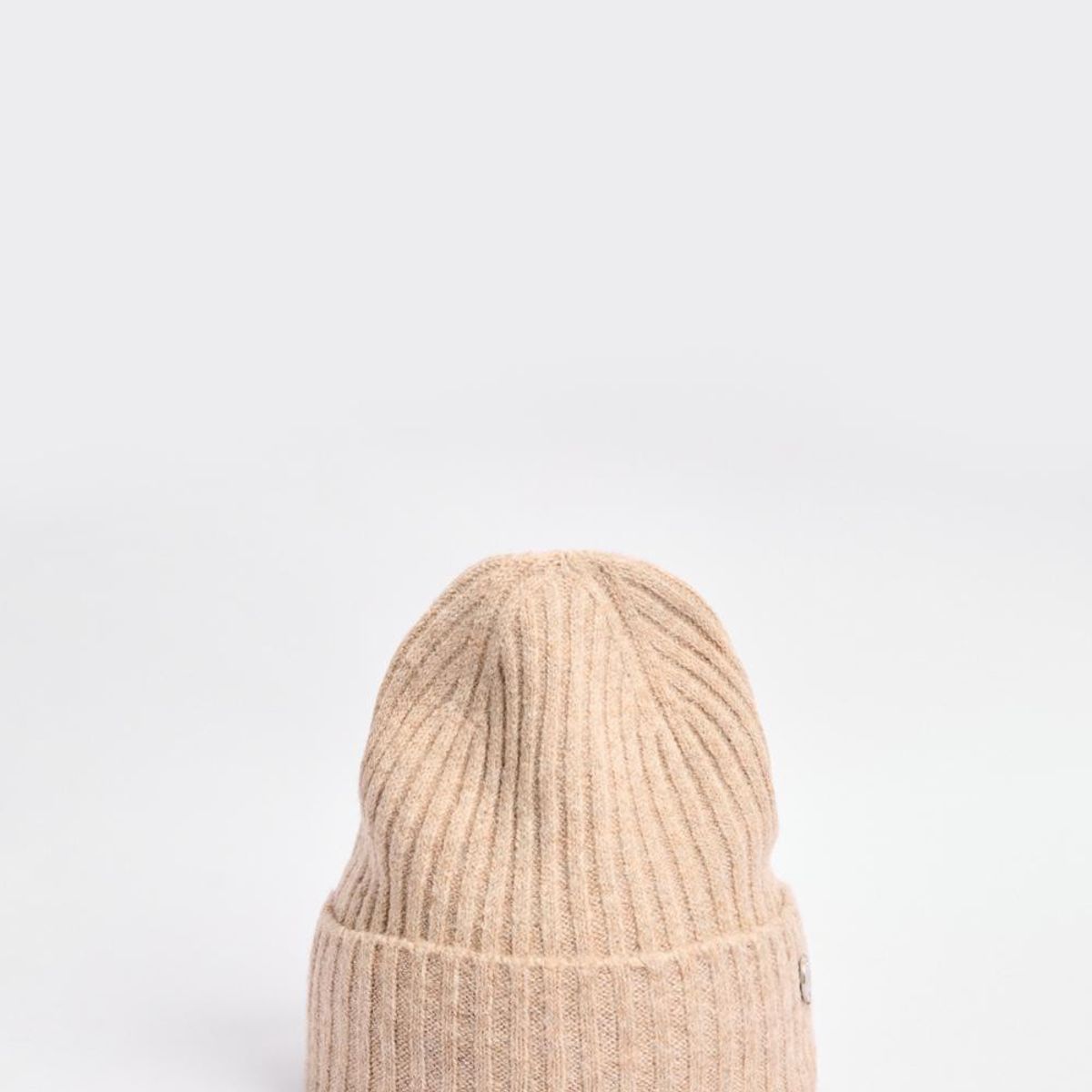 KOAJ - KOAJ Gorro tejido unicolor con dije decorativo Mujer