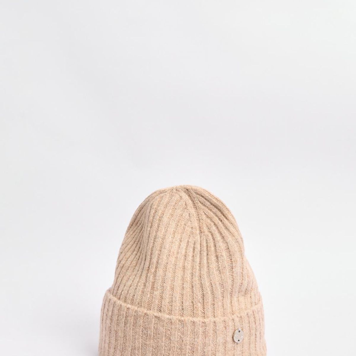 KOAJ - KOAJ Gorro tejido unicolor con dije decorativo Mujer