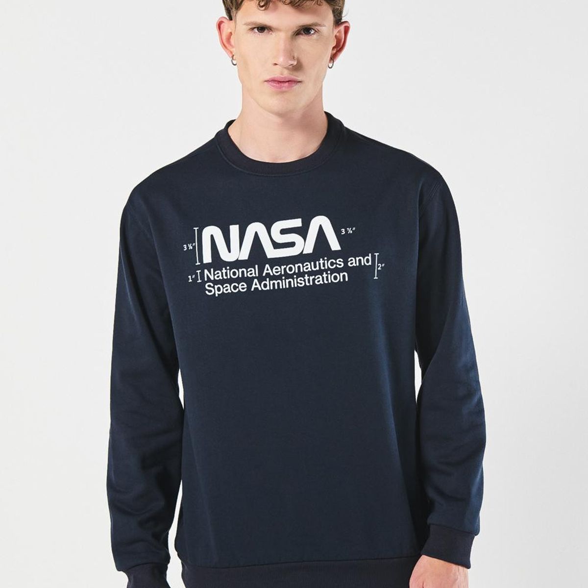 KOAJ - KOAJ Buzo cuello redondo con estampado en frente de Nasa. Hombre