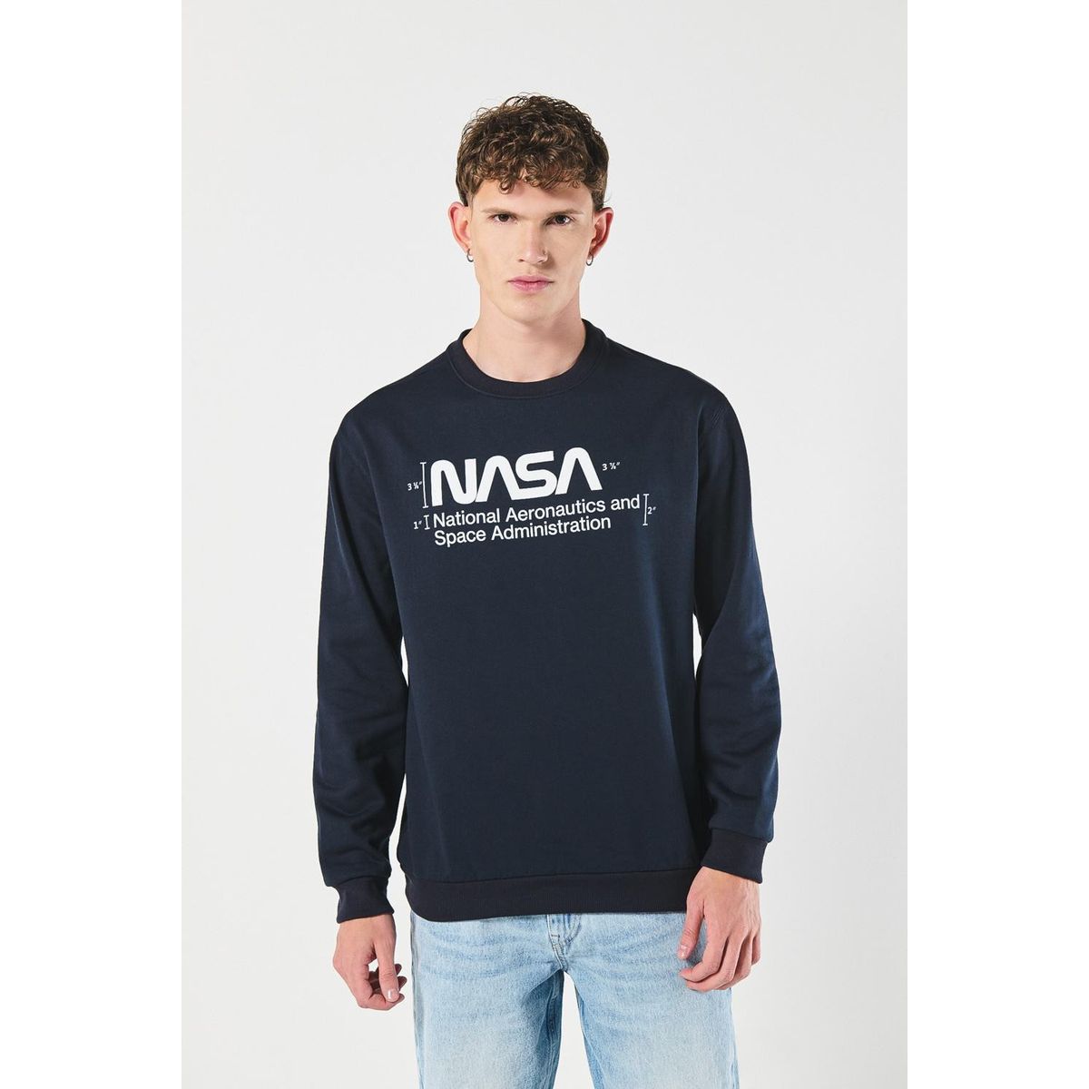 KOAJ - KOAJ Buzo cuello redondo con estampado en frente de Nasa. Hombre