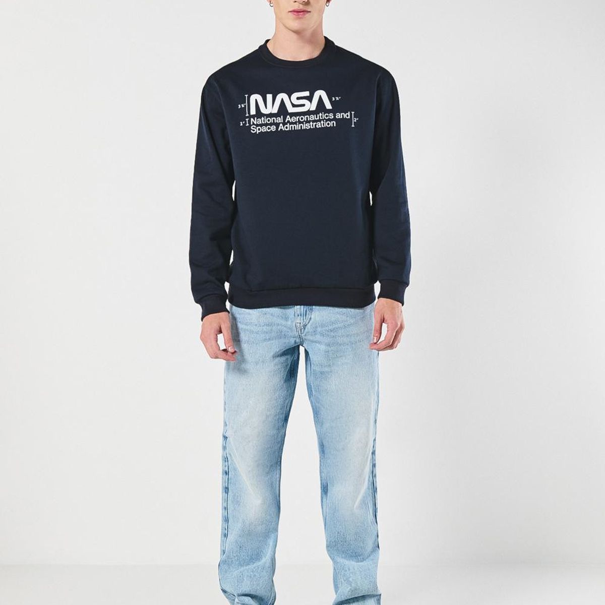 KOAJ - KOAJ Buzo cuello redondo con estampado en frente de Nasa. Hombre