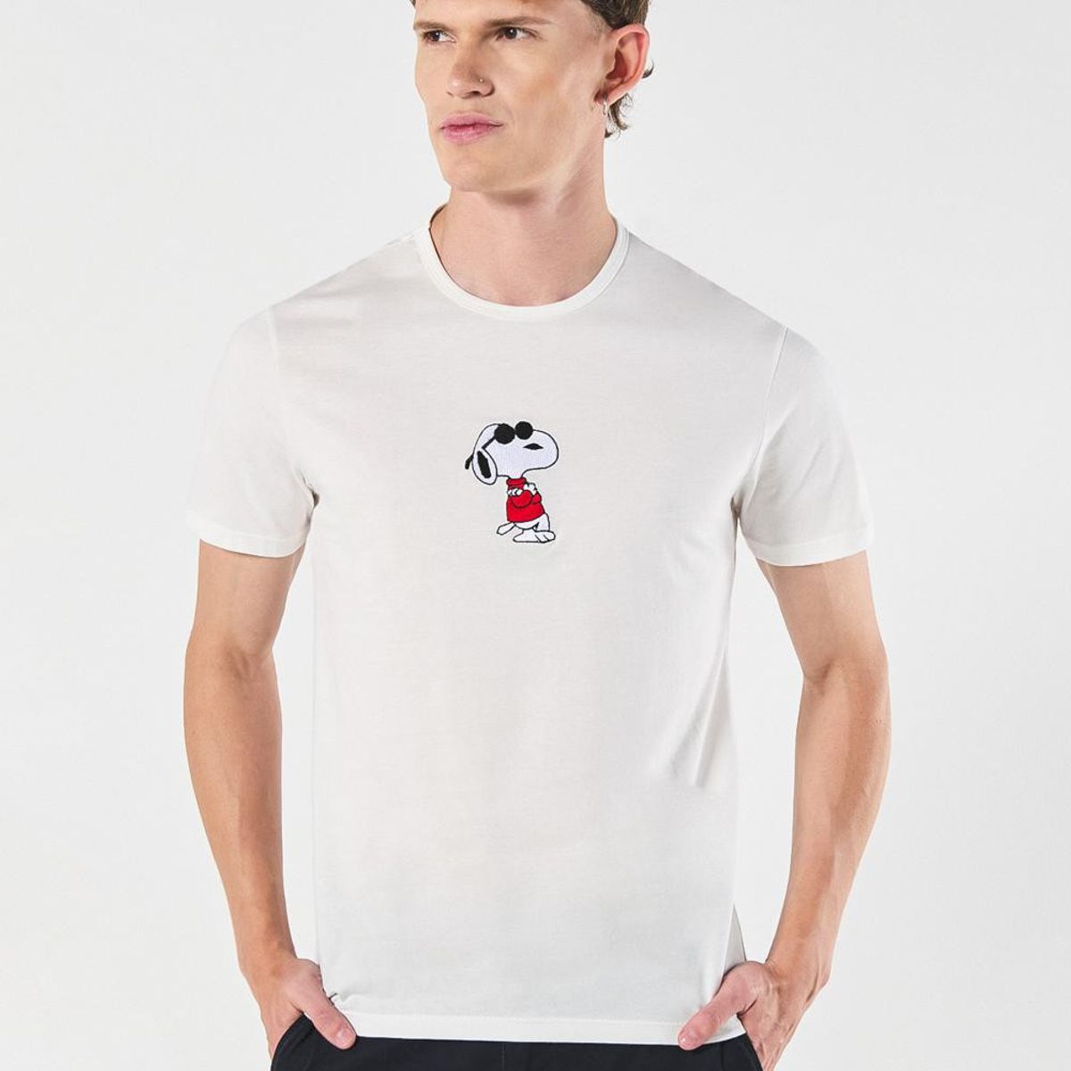 KOAJ - KOAJ Camiseta cuello redondo unicolor con arte de Snoopy Hombre
