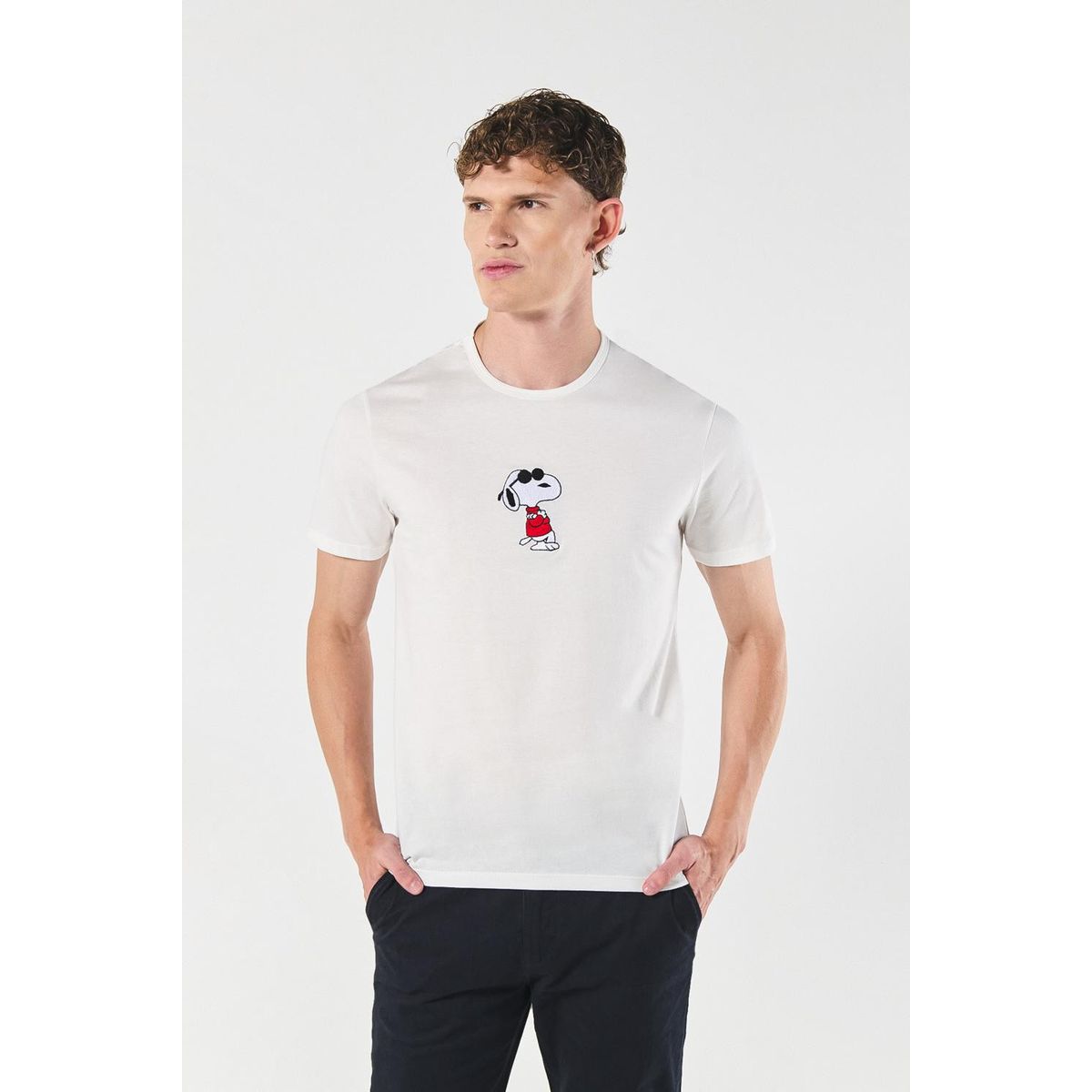 KOAJ - KOAJ Camiseta cuello redondo unicolor con arte de Snoopy Hombre