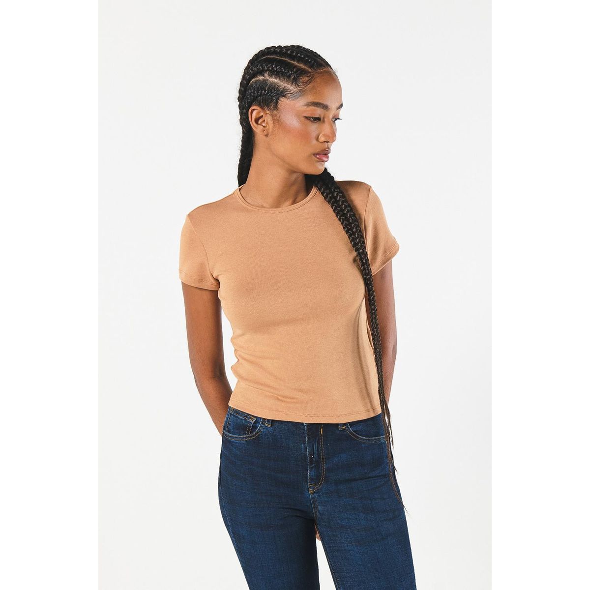 KOAJ - KOAJ Camiseta en rib ajustada unicolor con cuello redondo