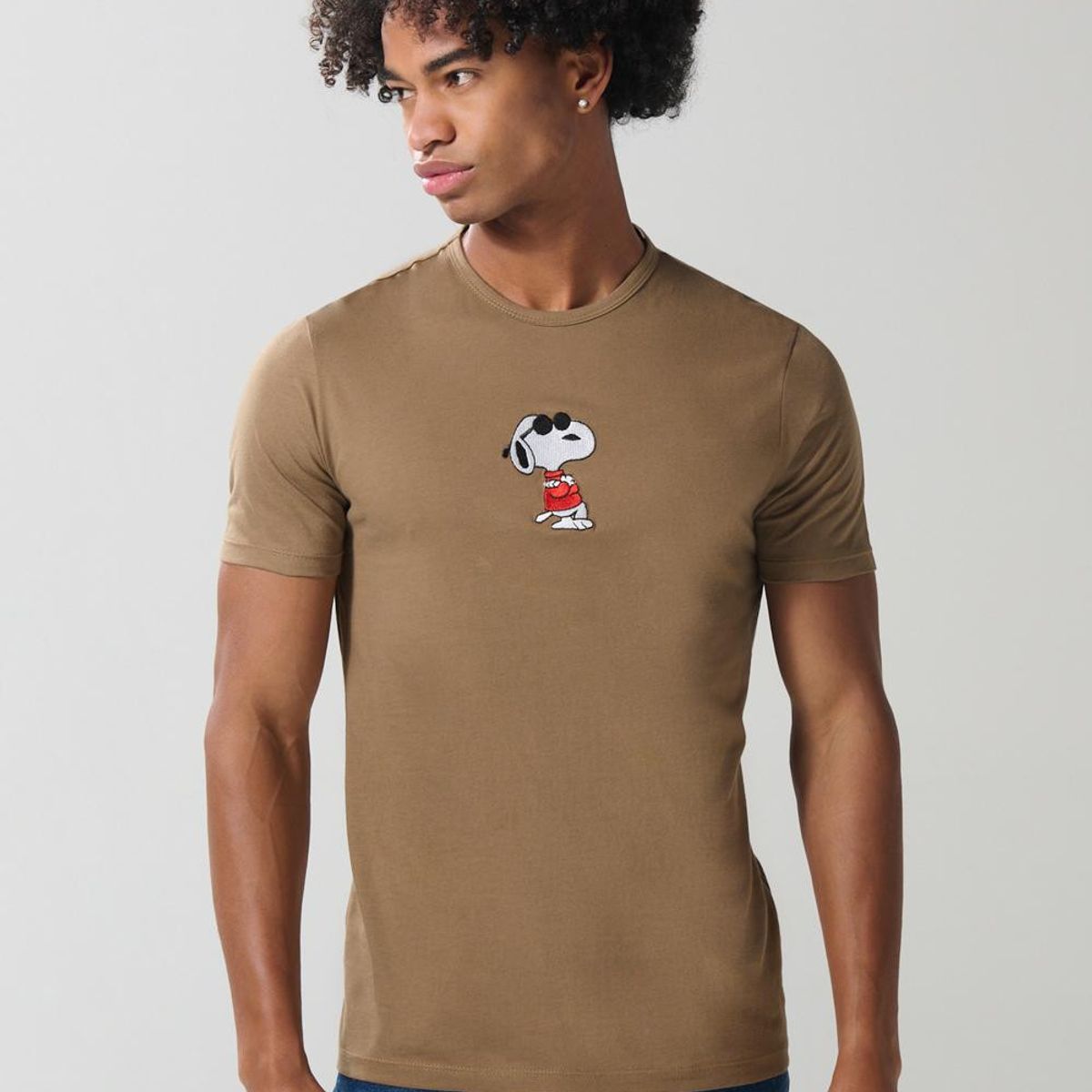 KOAJ - KOAJ Camiseta cuello redondo unicolor con arte de Snoopy Hombre