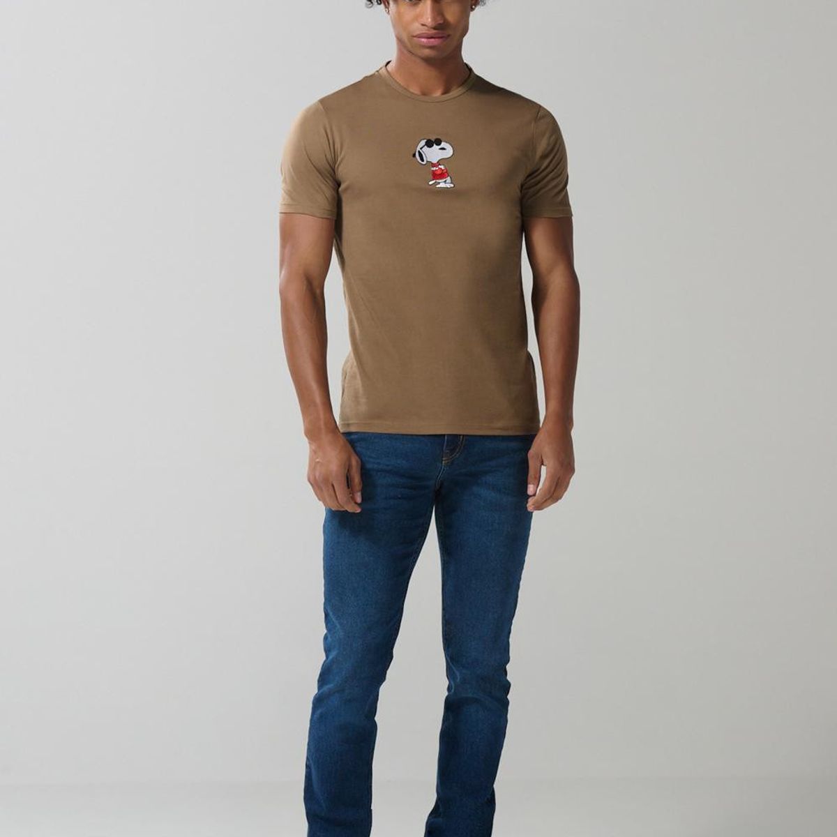 KOAJ - KOAJ Camiseta cuello redondo unicolor con arte de Snoopy Hombre