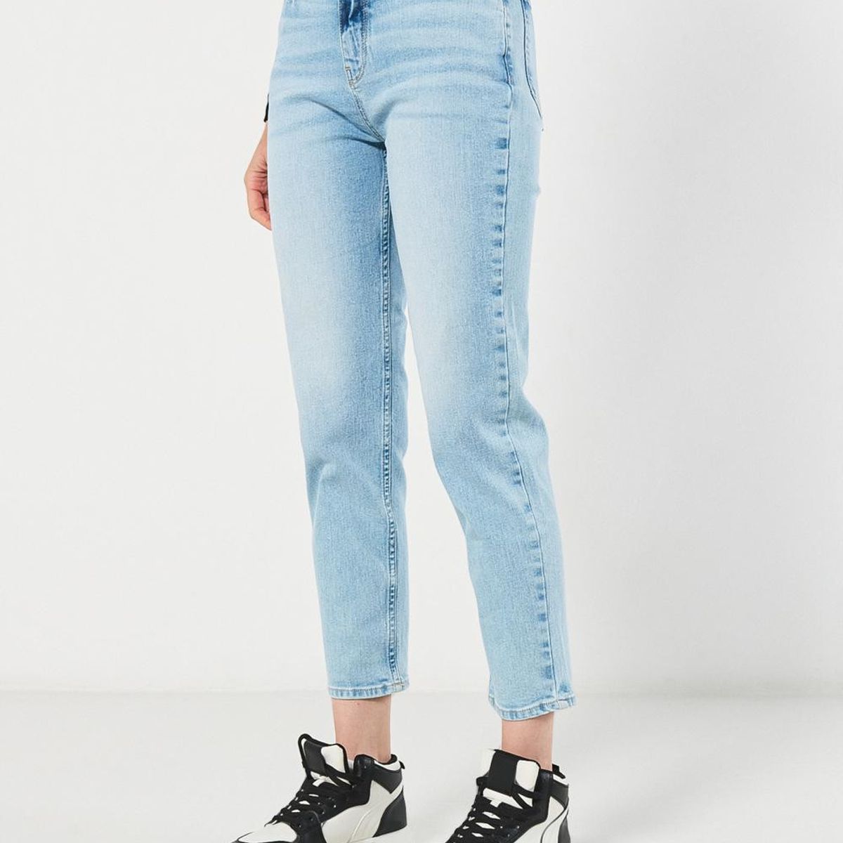 KOAJ - KOAJ Jean súper tiro alto mom azul claro con bota recta Mujer