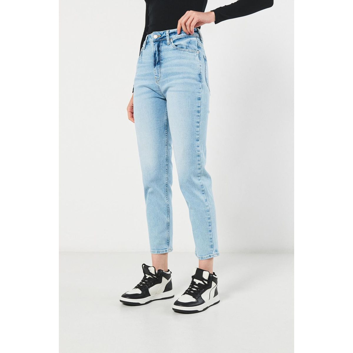 KOAJ - KOAJ Jean súper tiro alto mom azul claro con bota recta Mujer