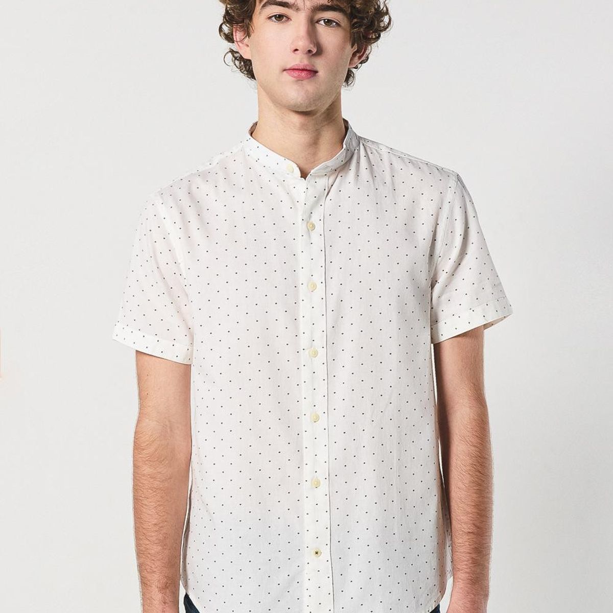 KOAJ - KOAJ Camisa blanca con cuello nerú y diseños de mini print Hombre