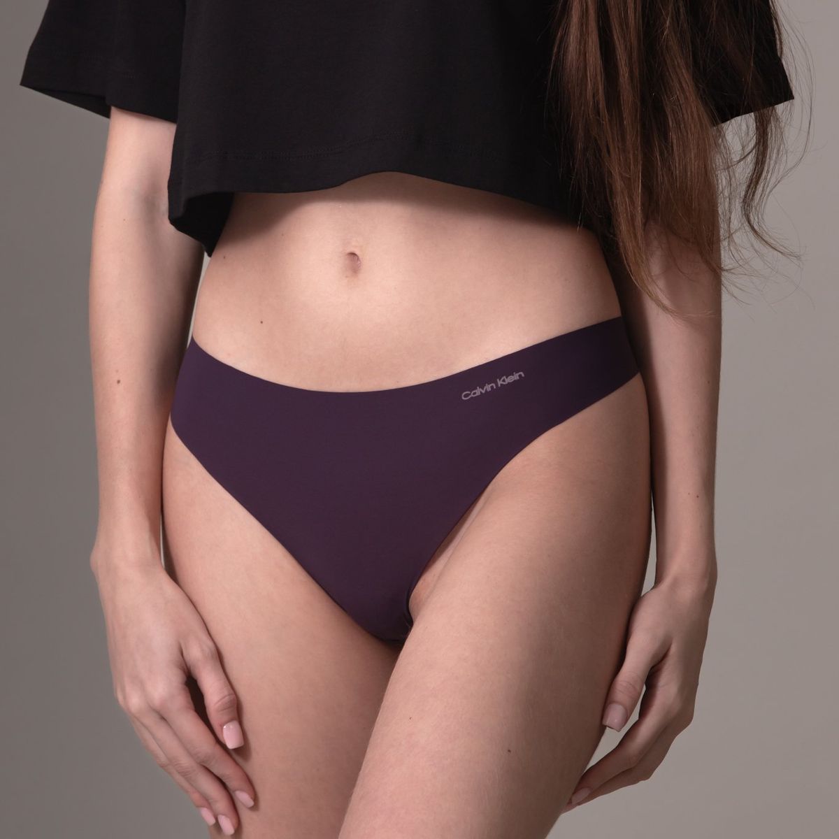 CALVIN KLEIN - Tanga Morado Invisible Con Logo En El Lateral Calvin Klein