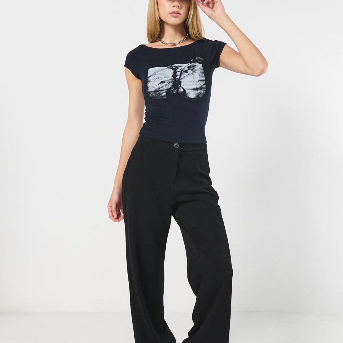 KOAJ - KOAJ Camiseta cuello redondo azul intensa con diseño de flo Mujer