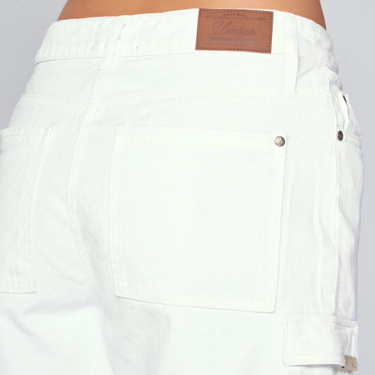 UNSER - Bermuda Con Bolsillos Tipo Cargo Unser