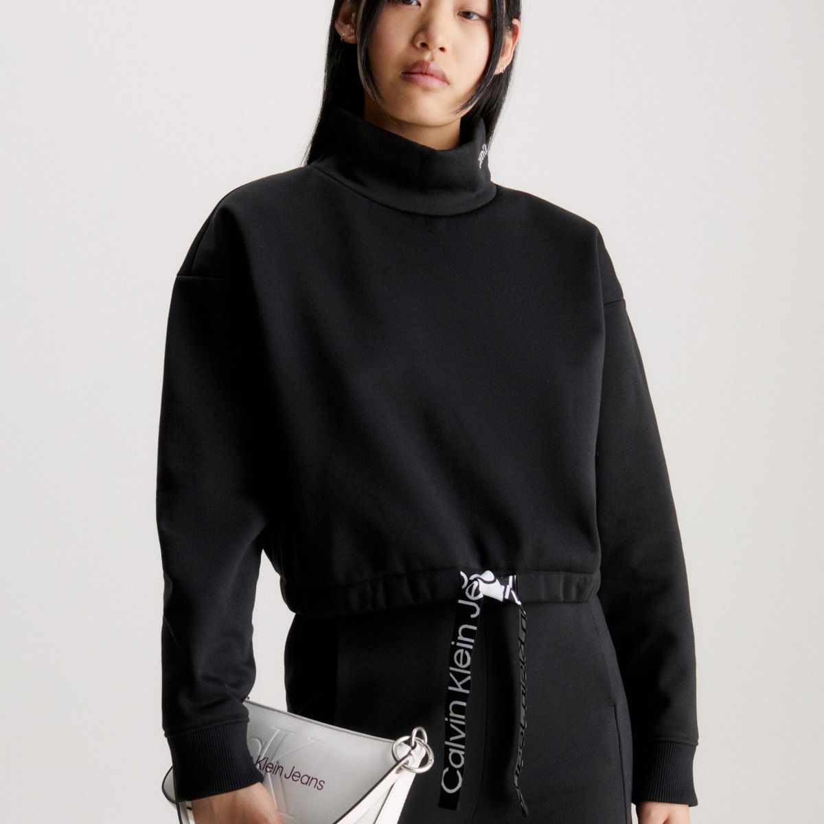 CALVIN KLEIN - Saco negro cropped con cuello alto Calvin Klein