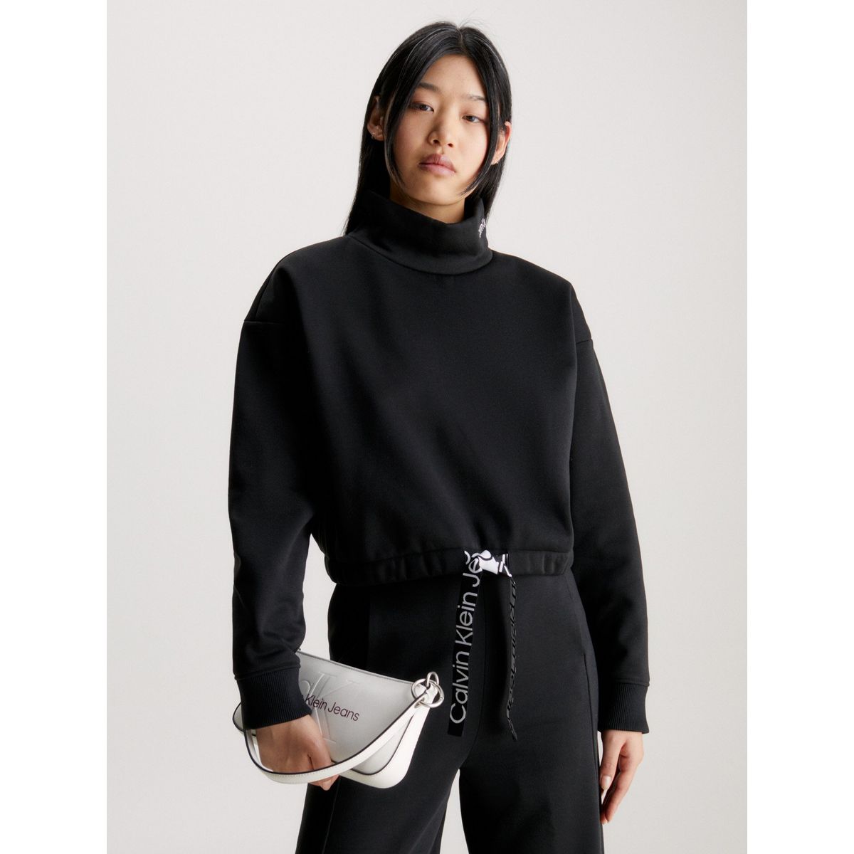 CALVIN KLEIN - Saco negro cropped con cuello alto Calvin Klein