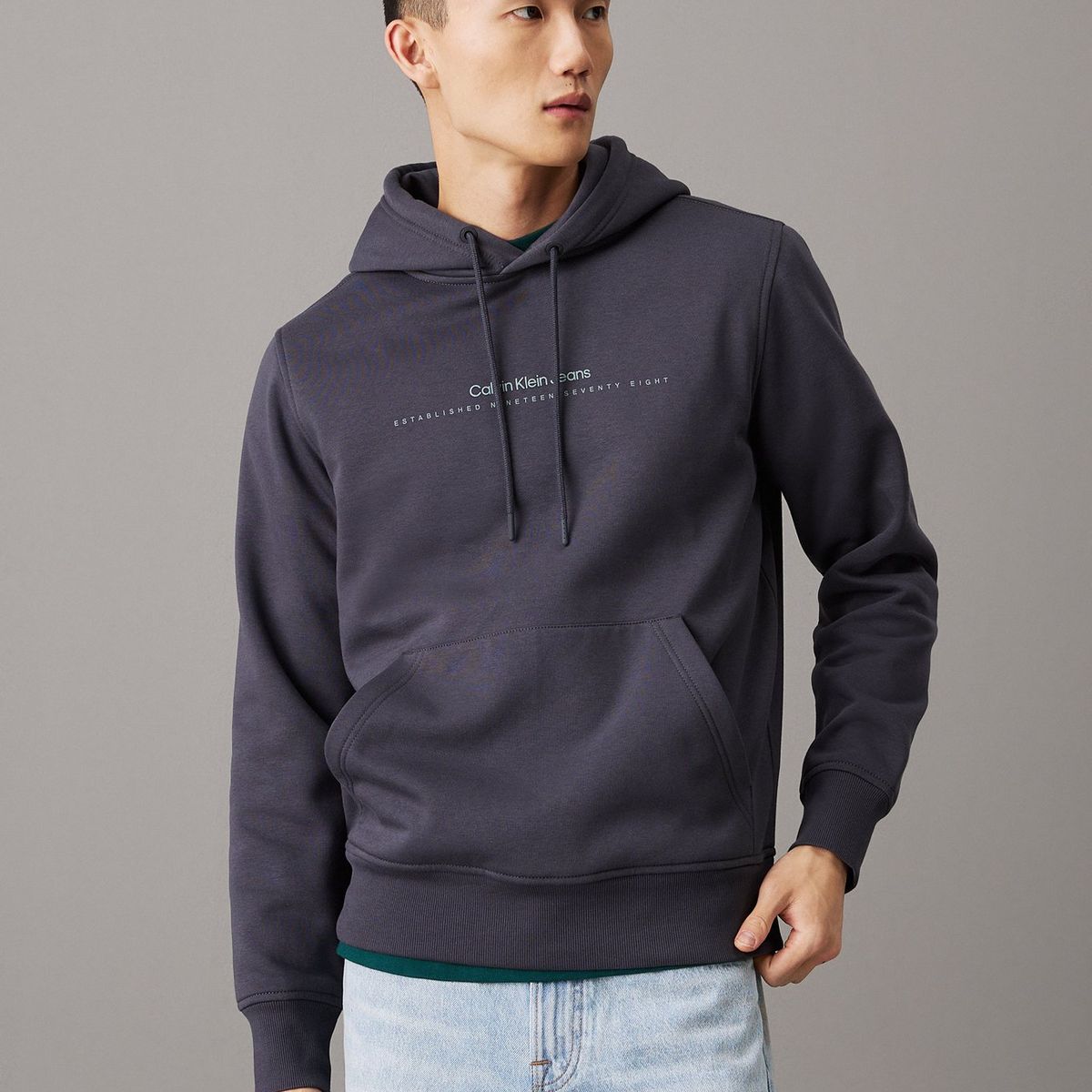 CALVIN KLEIN - Buzo negro con capota y logo pequeño Calvin Klein