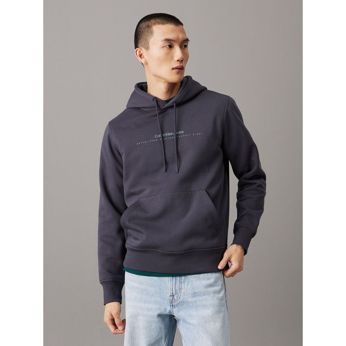 CALVIN KLEIN - Buzo negro con capota y logo pequeño Calvin Klein