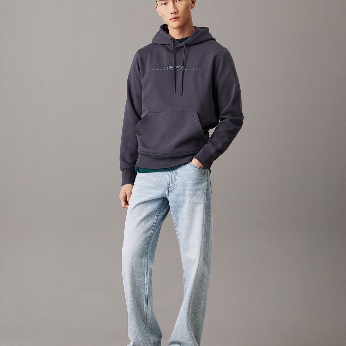 CALVIN KLEIN - Buzo negro con capota y logo pequeño Calvin Klein