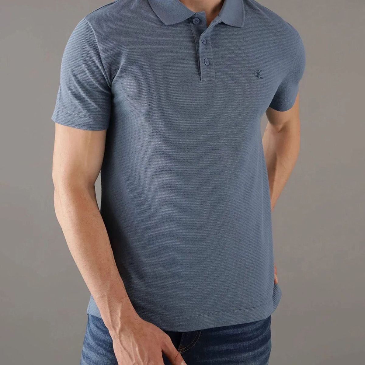 CALVIN KLEIN - Polo azul textured con monograma Calvin Klein