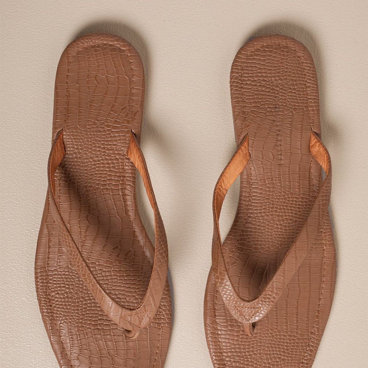 TOUCHE BALNEAIRE - SANDALIAS TRES PUNTADAS EN CUERO TEXTURIZADO 0S19052