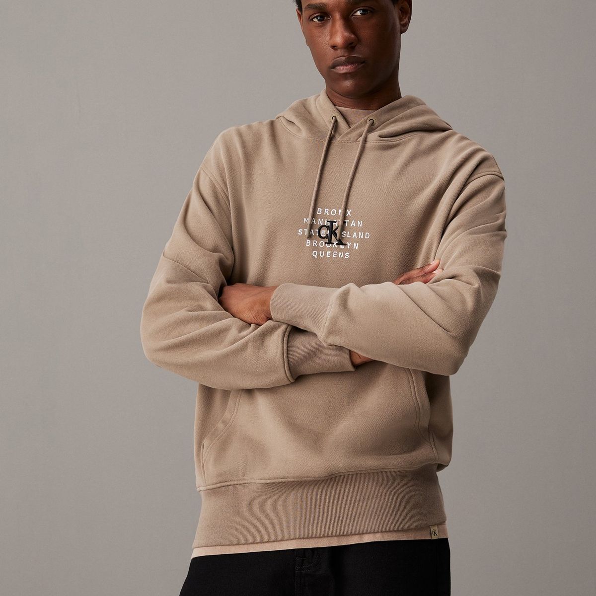 CALVIN KLEIN - Buzo Beige Graphic Stamp Nyc Con Capota Calvin Klein