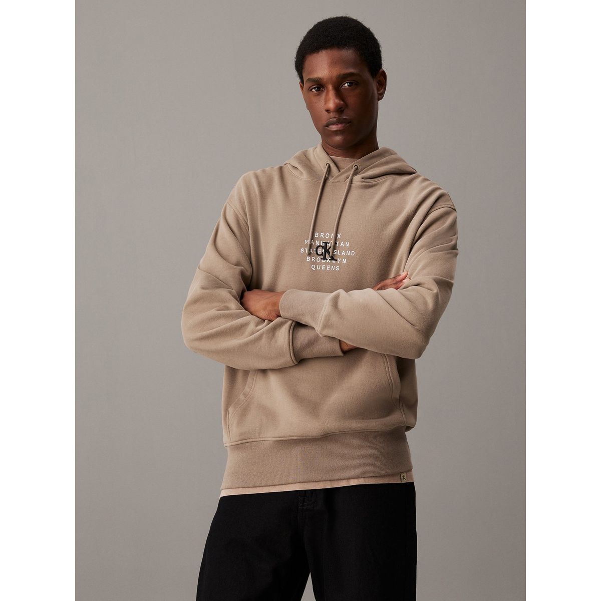 CALVIN KLEIN - Buzo Beige Graphic Stamp Nyc Con Capota Calvin Klein