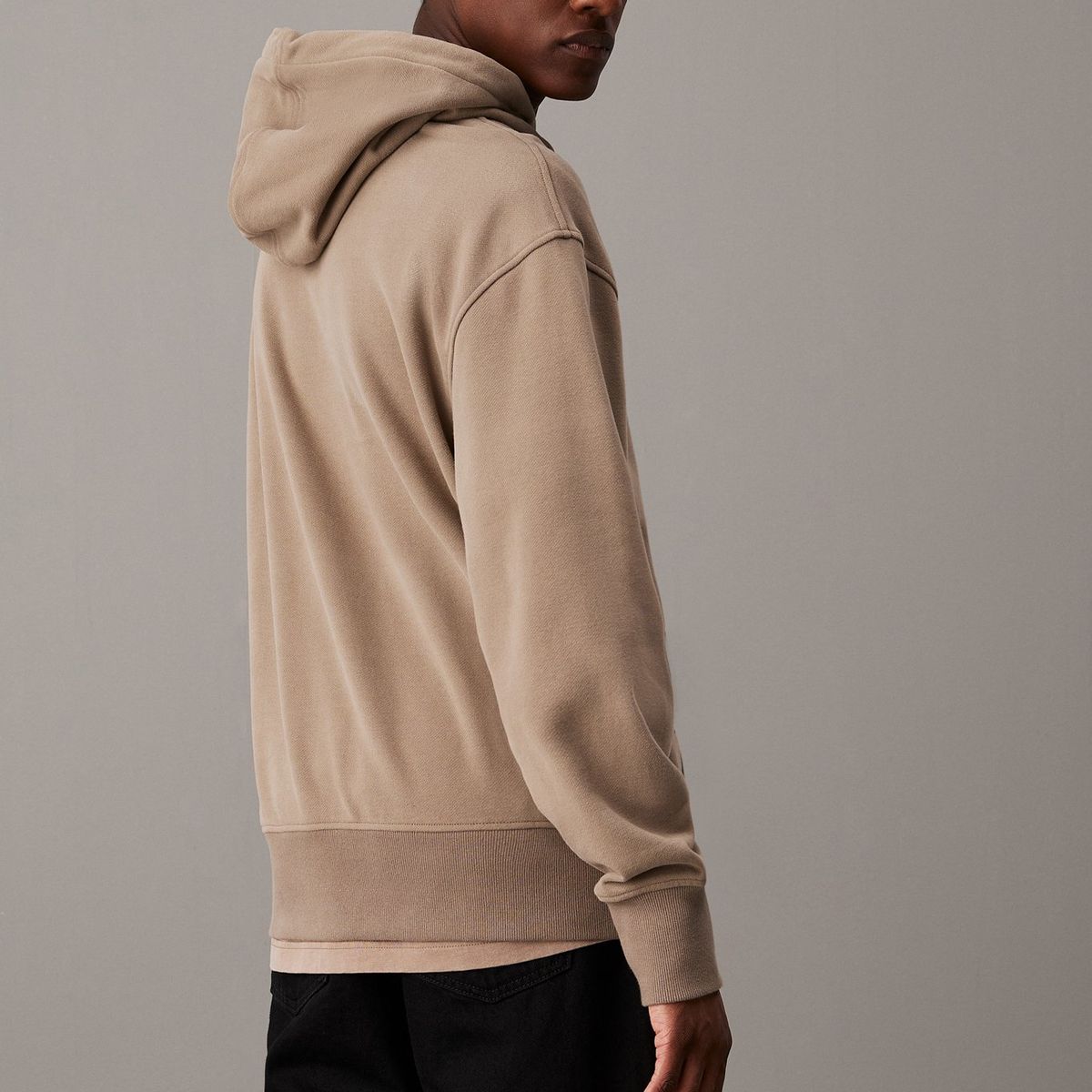 CALVIN KLEIN - Buzo Beige Graphic Stamp Nyc Con Capota Calvin Klein