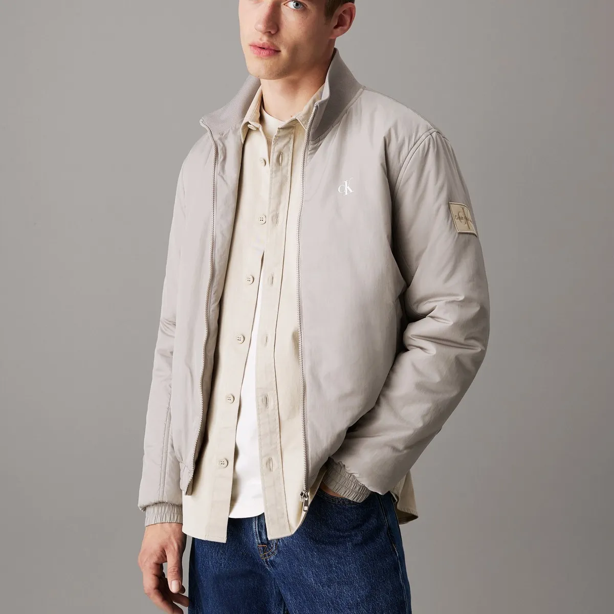 CALVIN KLEIN - Chaqueta gris de nailon acolchado con cremallera Calvin Klein